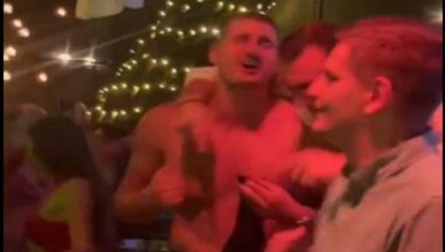 LUDILO! Nikola Jokić najrazigraniji na proslavi srpskih košarkaša (VIDEO) LUDILO! Nikola Jokić najrazigraniji na proslavi srpskih košarkaša (VIDEO)