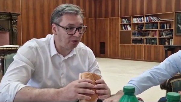 ЛЕПЕ ВЕСТИ ЗА СВЕ ГРАЂАНЕ Председник најавио: Од следеће недеље појефтиниће још најмање 10 производа (ВИДЕО) ЛЕПЕ ВЕСТИ ЗА СВЕ ГРАЂАНЕ Председник најавио: Од следеће недеље појефтиниће још најмање 10 производа (ВИДЕО)