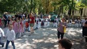 КРОФНЕ И ПИЛЕЋИ ПАПРИКАШ ПО ТРАДИЦИЈИ: Банатска тестијада оджана у Српском Итебеју КРОФНЕ И ПИЛЕЋИ ПАПРИКАШ ПО ТРАДИЦИЈИ: Банатска тестијада оджана у Српском Итебеју