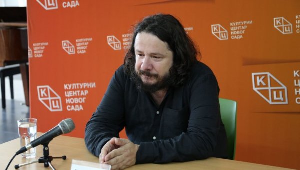 ОДЈЕК КАТАСТРОФЕ КРОЗ СТИХОВЕ И СТРОФЕ: Мухарем Баздуљ о дометима поезије стваране у време трајања и распада СФРЈ (ВИДЕО) ОДЈЕК КАТАСТРОФЕ КРОЗ СТИХОВЕ И СТРОФЕ: Мухарем Баздуљ о дометима поезије стваране у време трајања и распада СФРЈ (ВИДЕО)