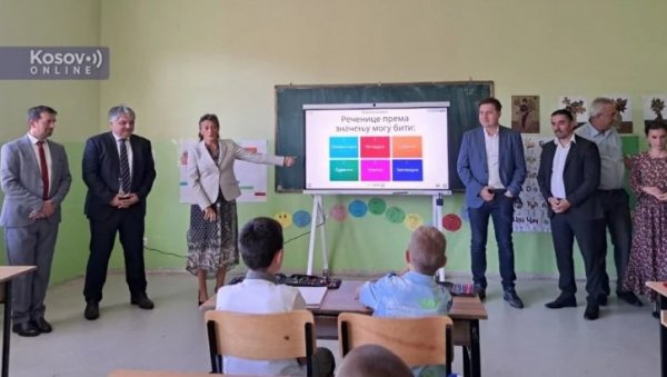 НА ИНИЦИЈАТИВУ ПРЕДСЕДНИКА ВУЧИЋА: Уручене донације у Грачаници, Лапљем Селу и Доњој Гуштерици - Лучић наставио посету школама (ВИДЕО) НА ИНИЦИЈАТИВУ ПРЕДСЕДНИКА ВУЧИЋА: Уручене донације у Грачаници, Лапљем Селу и Доњој Гуштерици - Лучић наставио посету школама (ВИДЕО)