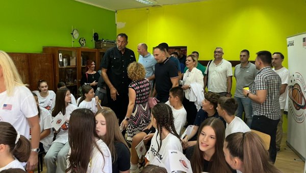 ЛЕГЕНДЕ У ЗРЕЊАНИНУ: Давидовац, Стојачић и Дивац са основцима (ФОТО) ЛЕГЕНДЕ У ЗРЕЊАНИНУ: Давидовац, Стојачић и Дивац са основцима (ФОТО)