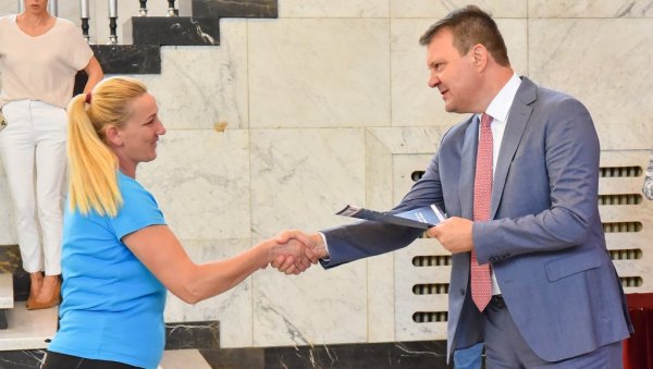ГРАЂЕВИНСКИ МАТЕРИЈАЛ ЗА 125 ПОРОДИЦА: Игор Мировић уручио уговоре о финансијској помоћи за избегле и прогнане ГРАЂЕВИНСКИ МАТЕРИЈАЛ ЗА 125 ПОРОДИЦА: Игор Мировић уручио уговоре о финансијској помоћи за избегле и прогнане