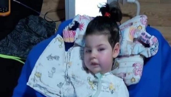 УНИ БОЉЕ, АЛИ НОВЦА СВЕ МАЊЕ: Девојчици из Црвенке, оболелој од спиналне мишићне атрофије, помогло лечење у Мађарској УНИ БОЉЕ, АЛИ НОВЦА СВЕ МАЊЕ: Девојчици из Црвенке, оболелој од спиналне мишићне атрофије, помогло лечење у Мађарској
