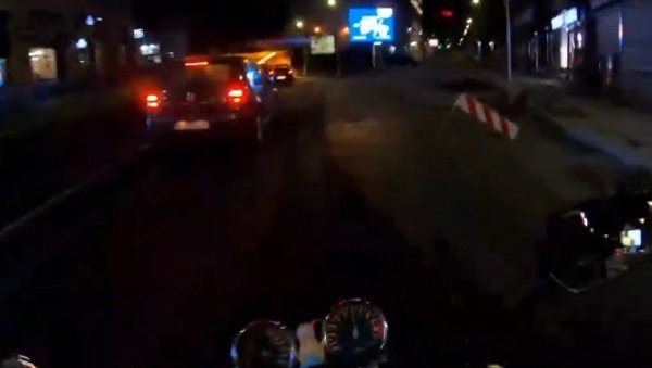 БРЗИНА ИЛИ РАДОВИ НА ПУТУ - КО ЈЕ КРИВ? Мотоциклиста снимио свој пад са мотора на Зеленом венцу, мишљења подељена (ВИДЕО) БРЗИНА ИЛИ РАДОВИ НА ПУТУ - КО ЈЕ КРИВ? Мотоциклиста снимио свој пад са мотора на Зеленом венцу, мишљења подељена (ВИДЕО)
