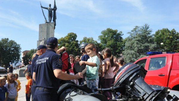 СПЕКТАКЛ ЗА НАЈМЛАЂЕ: У Краљеву обележен дан Сектора за ванредне ситуације (ФОТО) СПЕКТАКЛ ЗА НАЈМЛАЂЕ: У Краљеву обележен дан Сектора за ванредне ситуације (ФОТО)