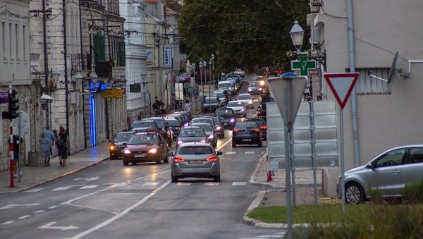 САОБРАЋАЈНА БЕЗБЕДНОСТ У ФОКУСУ: Требињски полицајци кажњавају и пешаке и возаче САОБРАЋАЈНА БЕЗБЕДНОСТ У ФОКУСУ: Требињски полицајци кажњавају и пешаке и возаче