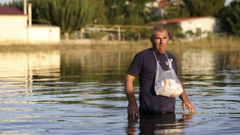 MEŠTANI KRIVE LOKALNU VLAST: Pojedina sela u Grčkoj i dalje pod vodom, smeće i trupla životinja plutaju ulicama (VIDEO) MEŠTANI KRIVE LOKALNU VLAST: Pojedina sela u Grčkoj i dalje pod vodom, smeće i trupla životinja plutaju ulicama (VIDEO)