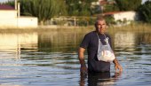 МЕШТАНИ КРИВЕ ЛОКАЛНУ ВЛАСТ: Поједина села у Грчкој и даље под водом, смеће и трупла животиња плутају улицама (ВИДЕО)