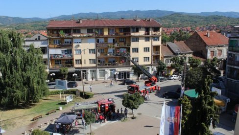 POKAZNA VEŽBA VATROGASNO-SPASILAČKE JEDINICE: Spasavanje povređenih osoba prilikom saobraćajnih nesreća POKAZNA VEŽBA VATROGASNO-SPASILAČKE JEDINICE: Spasavanje povređenih osoba prilikom saobraćajnih nesreća