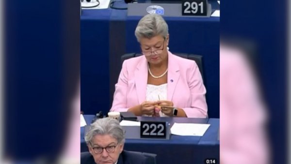 КОМЕСАРКА ШТРИКАЛА У ЕВРОПСКОМ ПАРЛАМЕНТУ: Необична сцена усред говора Урсуле фон дер Лајен (ВИДЕО) КОМЕСАРКА ШТРИКАЛА У ЕВРОПСКОМ ПАРЛАМЕНТУ: Необична сцена усред говора Урсуле фон дер Лајен (ВИДЕО)