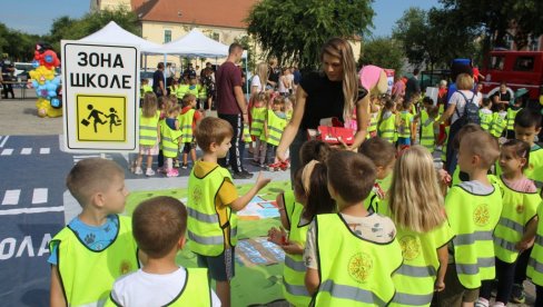 U CENTRU SOMBORA: Preventivna kampanja o bezbednosti saobraćaja