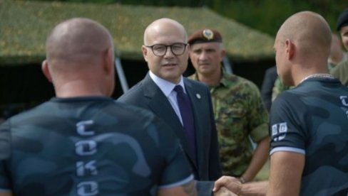 EKIPE SU DOBRO UVEŽBANE, OBUČENE I PRIPREMLJENE: Ministar Vučević prisustvovao “Trci heroja” na takmičenju jedinica Vojne policije (FOTO) EKIPE SU DOBRO UVEŽBANE, OBUČENE I PRIPREMLJENE: Ministar Vučević prisustvovao “Trci heroja” na takmičenju jedinica Vojne policije (FOTO)