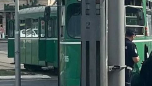TEŽAK UDES NA AUTOKOMANDI: U sudaru tramvaja i automobila povređena jedna osoba (FOTO) TEŽAK UDES NA AUTOKOMANDI: U sudaru tramvaja i automobila povređena jedna osoba (FOTO)