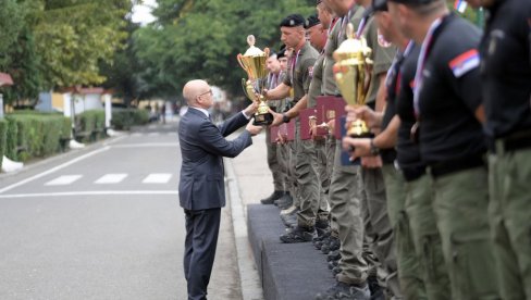 ONO ŠTO NAS SPAJA JESTE NAŠA OTADŽBINA: Ministar Vučević uručio pehar pobednicima takmičenja jedinica Vojne policije (FOTO)