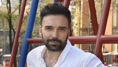 ИВАН БОСИЉЧИЋ У НОВОЈ УЛОЗИ: Популарни глумац као Пјер Безухов на сцени Народног позоришта ИВАН БОСИЉЧИЋ У НОВОЈ УЛОЗИ: Популарни глумац као Пјер Безухов на сцени Народног позоришта