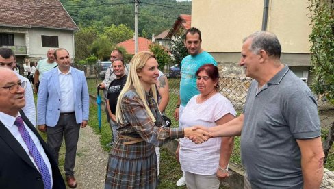 MINISTARKA TANASKOVIĆ U ALEKSANDROVCU: Nikad veći budžet za poljoprivrednike, treba to da iskoriste (FOTO) MINISTARKA TANASKOVIĆ U ALEKSANDROVCU: Nikad veći budžet za poljoprivrednike, treba to da iskoriste (FOTO)