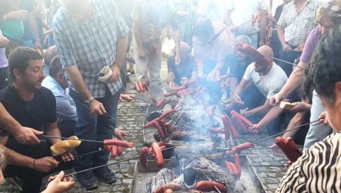 U SUSRET GROŽĐEBALU: Vrščani na vidikovcu pekli kobasice uz tamburaše i besplatno vino (VIDEO)