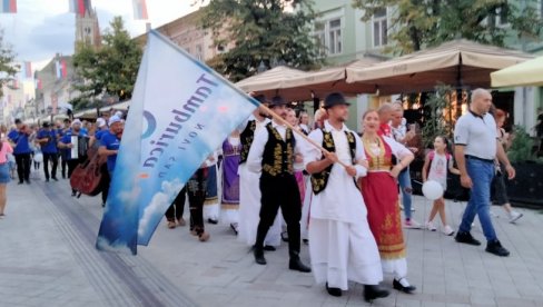 „U NOVOM SADU HEJ...“: Počeo 16. Svetski Tamburica fest (FOTO/VIDEO)