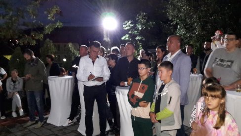 DA SVI ISTAKNU TROBOJKE: U Pljevljima obeležen Dan srpskog jedinstva, slobode i nacionalne zastave (FOTO) DA SVI ISTAKNU TROBOJKE: U Pljevljima obeležen Dan srpskog jedinstva, slobode i nacionalne zastave (FOTO)