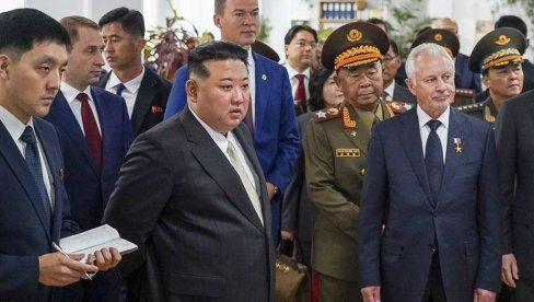 NOVA SARADNJA NA POMOLU? Kim DŽong Un posetio rusku fabriku za proizvodnju ratnih aviona, uživao u letu lovca Su-35 (FOTO) NOVA SARADNJA NA POMOLU? Kim DŽong Un posetio rusku fabriku za proizvodnju ratnih aviona, uživao u letu lovca Su-35 (FOTO)