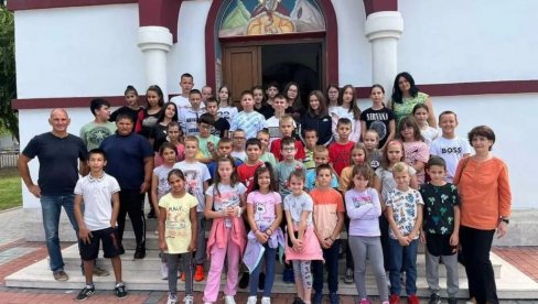 DAN DOSELJENJA U ČESTEREGU: U Ulici sećanja, kod Zrenjanina, poklonili se senima predaka (FOTO) DAN DOSELJENJA U ČESTEREGU: U Ulici sećanja, kod Zrenjanina, poklonili se senima predaka (FOTO)