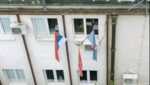 TROBOJKA NA ZGRADI OPŠTINE: Dan srpskog jedinstva, slobode i nacionalne zastave obeležavaju i u Bijelom Polju (FOTO) TROBOJKA NA ZGRADI OPŠTINE: Dan srpskog jedinstva, slobode i nacionalne zastave obeležavaju i u Bijelom Polju (FOTO)