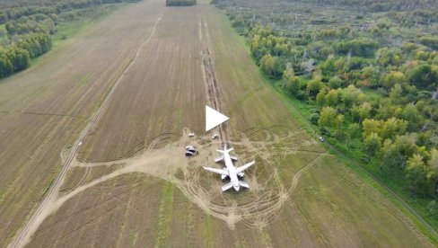 PRINUDNO SLETANJE AVIONA NA NJIVU: Svi putnici su preživeli (VIDEO) PRINUDNO SLETANJE AVIONA NA NJIVU: Svi putnici su preživeli (VIDEO)