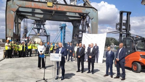 ВЕЛИКА ИНВЕСТИЦИЈА У ЛУЦИ НОВИ САД: Пуштен у рад вертикални кеј дуг 184 метра ВЕЛИКА ИНВЕСТИЦИЈА У ЛУЦИ НОВИ САД: Пуштен у рад вертикални кеј дуг 184 метра