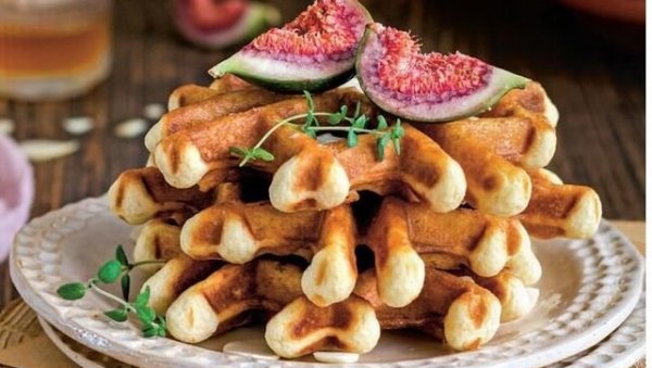 ЧУВЕНИ БЕЛГИЈСКИ ВАФЛИ СА РУМОМ: Неодољив празнични колач који доноси срећу у Новој години ЧУВЕНИ БЕЛГИЈСКИ ВАФЛИ СА РУМОМ: Неодољив празнични колач који доноси срећу у Новој години