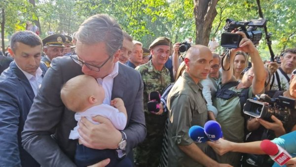 НАЈЛЕПША СЛИКА ИЗ НИША Вучић у наручју држи бебу, а малишан поред довикује: Ја вас волим највише НАЈЛЕПША СЛИКА ИЗ НИША Вучић у наручју држи бебу, а малишан поред довикује: Ја вас волим највише