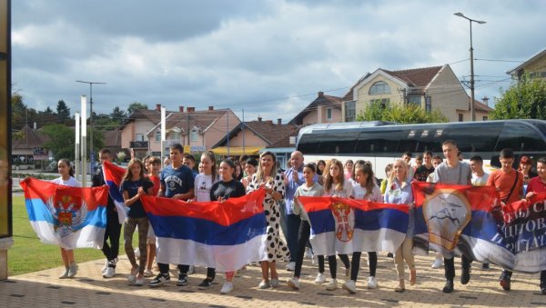 ПОВОДОМ ДАНА СРПСКОГ ЈЕДИНСТВА: Најбољи ученици из Херцеговине посетили и Свилајнац ПОВОДОМ ДАНА СРПСКОГ ЈЕДИНСТВА: Најбољи ученици из Херцеговине посетили и Свилајнац
