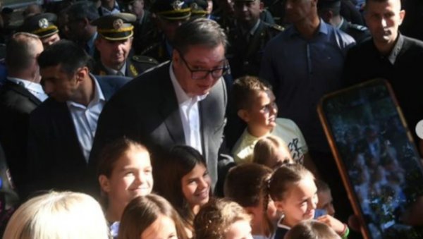 ОВА ДЕЧИЦА СУ УЧИНИЛА ДАН ЗАСТАВЕ ПОСЕБНИМ: Председник Вучић послао важну поруку поводом празника (ФОТО) ОВА ДЕЧИЦА СУ УЧИНИЛА ДАН ЗАСТАВЕ ПОСЕБНИМ: Председник Вучић послао важну поруку поводом празника (ФОТО)