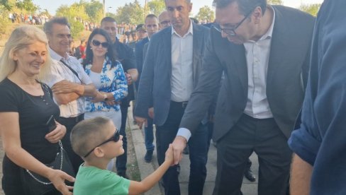 TE NAOČARE SU TI MNOGO OPASNE: Dečak u Nišu prišao predsedniku, Vučić ovako reagovao (VIDEO) TE NAOČARE SU TI MNOGO OPASNE: Dečak u Nišu prišao predsedniku, Vučić ovako reagovao (VIDEO)
