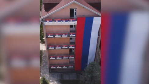 SVEČANO U STUDENSKIM DOMOVIMA U BEOGRADU: Svuda se proslavlja Dan srpskog jedinstva i nacionalne zastave (VIDEO) SVEČANO U STUDENSKIM DOMOVIMA U BEOGRADU: Svuda se proslavlja Dan srpskog jedinstva i nacionalne zastave (VIDEO)