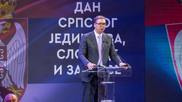 НЕМА ТЕ ЦЕНЕ ДА СЕ ОДРЕКНЕМО СВОГ ИМЕНА И ПРЕЗИМЕНА Шта је Вучић поручио на обележавању Дана српског јединства, слободе и националне заставе НЕМА ТЕ ЦЕНЕ ДА СЕ ОДРЕКНЕМО СВОГ ИМЕНА И ПРЕЗИМЕНА Шта је Вучић поручио на обележавању Дана српског јединства, слободе и националне заставе