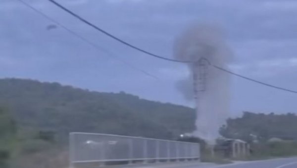 СИРЕНЕ СУ ОДЗВАЊАЛЕ, ПЛАШИО САМ СЕ ДА ЈЕ НЕКО ПОГИНУО... Мештани Лештана узнемирени након јаке експлозије СИРЕНЕ СУ ОДЗВАЊАЛЕ, ПЛАШИО САМ СЕ ДА ЈЕ НЕКО ПОГИНУО... Мештани Лештана узнемирени након јаке експлозије