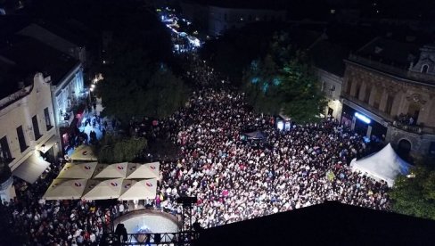 JUBILARNI „DANI BERBE GROŽĐA“ OBARAJU REKORDE: Prvog dana Vršac posetilo više od 20.000 ljudi (FOTO)