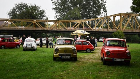 SUTRA FIĆIJADA U ĆUPRIJI: Nakon defilea gradom, oldtajmeri nastavljaju put ka Manastiru Ravanica