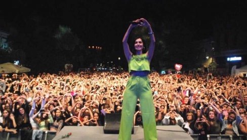SRCA ZA TANJU SAVIĆ: Pevačica održala sjajan koncert u Vršcu SRCA ZA TANJU SAVIĆ: Pevačica održala sjajan koncert u Vršcu