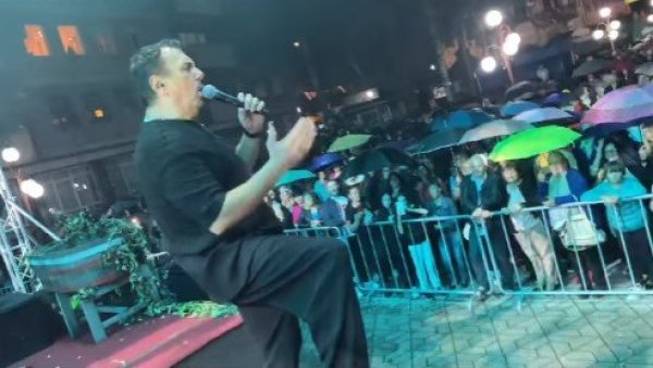 ЗАПЕВАО У ГРАДУ, У КОМ ЈЕ СНИМИО ПРВЕ ХИТОВЕ: Драган Којић Кеба довео атмосферу до усијања (ФОТО/ВИДЕО) ЗАПЕВАО У ГРАДУ, У КОМ ЈЕ СНИМИО ПРВЕ ХИТОВЕ: Драган Којић Кеба довео атмосферу до усијања (ФОТО/ВИДЕО)