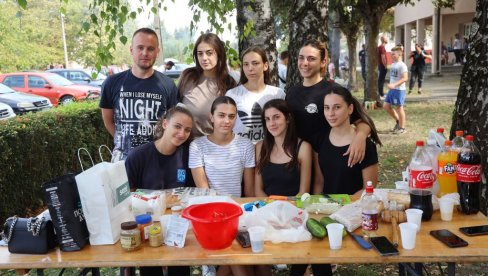 ROŠTILJADA NA BANATSKI NAČIN: U pripremanju učestvovalo dvanaest ekipa (FOTO) ROŠTILJADA NA BANATSKI NAČIN: U pripremanju učestvovalo dvanaest ekipa (FOTO)