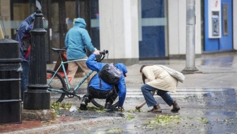 ZBOG OLUJE HILJADE LJUDI U SAD I KANADI BEZ STRUJE: Vetar čupao drveće, putevi poplavljeni, stradala jedna osoba ZBOG OLUJE HILJADE LJUDI U SAD I KANADI BEZ STRUJE: Vetar čupao drveće, putevi poplavljeni, stradala jedna osoba