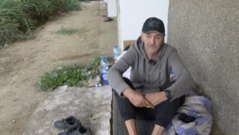 PRSTI MU AMPUTIRANI ZBOG HLADNOĆE: Sabahudin sedam godina spava pod otvorenim nebom (VIDEO) PRSTI MU AMPUTIRANI ZBOG HLADNOĆE: Sabahudin sedam godina spava pod otvorenim nebom (VIDEO)