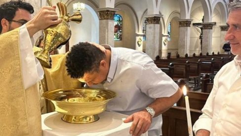 NEDAVNO SE KRSTIO, A SAD... Oženio se Ronaldo - i to kim! (FOTO) NEDAVNO SE KRSTIO, A SAD... Oženio se Ronaldo - i to kim! (FOTO)