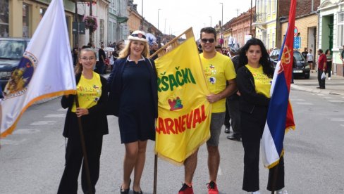 VESELA KARNEVALSKA POVORKA U VRŠCU: Više od 600 učesnika performansima razgalilo brojnu publiku (FOTO/VIDEO) VESELA KARNEVALSKA POVORKA U VRŠCU: Više od 600 učesnika performansima razgalilo brojnu publiku (FOTO/VIDEO)