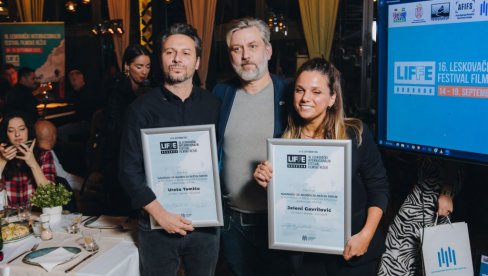 ПРИЗНАЊА ЗА „ПОДРУЧЈЕ БЕЗ СИГНАЛА“ и „КЉУН“: На фестивалу филмске режије у Лесковцу додељене награде најбољим серијским остварењима ПРИЗНАЊА ЗА „ПОДРУЧЈЕ БЕЗ СИГНАЛА“ и „КЉУН“: На фестивалу филмске режије у Лесковцу додељене награде најбољим серијским остварењима
