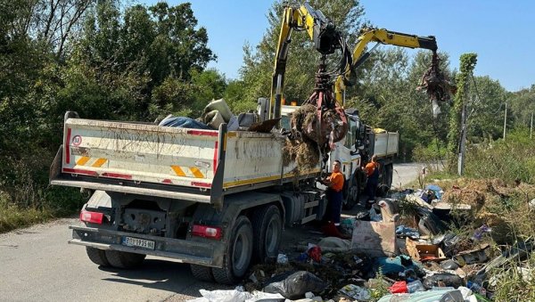 ОЧИСТИЛИ И ПОСТАВЉАЈУ КАМЕРЕ: Комуналне службе општине Обреновац уредиле депонију поред пута ОЧИСТИЛИ И ПОСТАВЉАЈУ КАМЕРЕ: Комуналне службе општине Обреновац уредиле депонију поред пута
