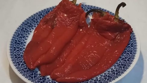 TRIKOVI I SAVETI ZA BRŽE LJUŠTENJE PEČENIH PAPRIKA: Ajvar od cepkanih paprika koji se brže priprema i punijeg je ukusa TRIKOVI I SAVETI ZA BRŽE LJUŠTENJE PEČENIH PAPRIKA: Ajvar od cepkanih paprika koji se brže priprema i punijeg je ukusa