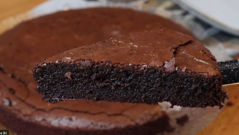 MEKANA TOPLA TORTA KOJA SE TOPI U USTIMA: Recept za najbolju i najbržu čokoladnu tortu dolazi iz Švedske
